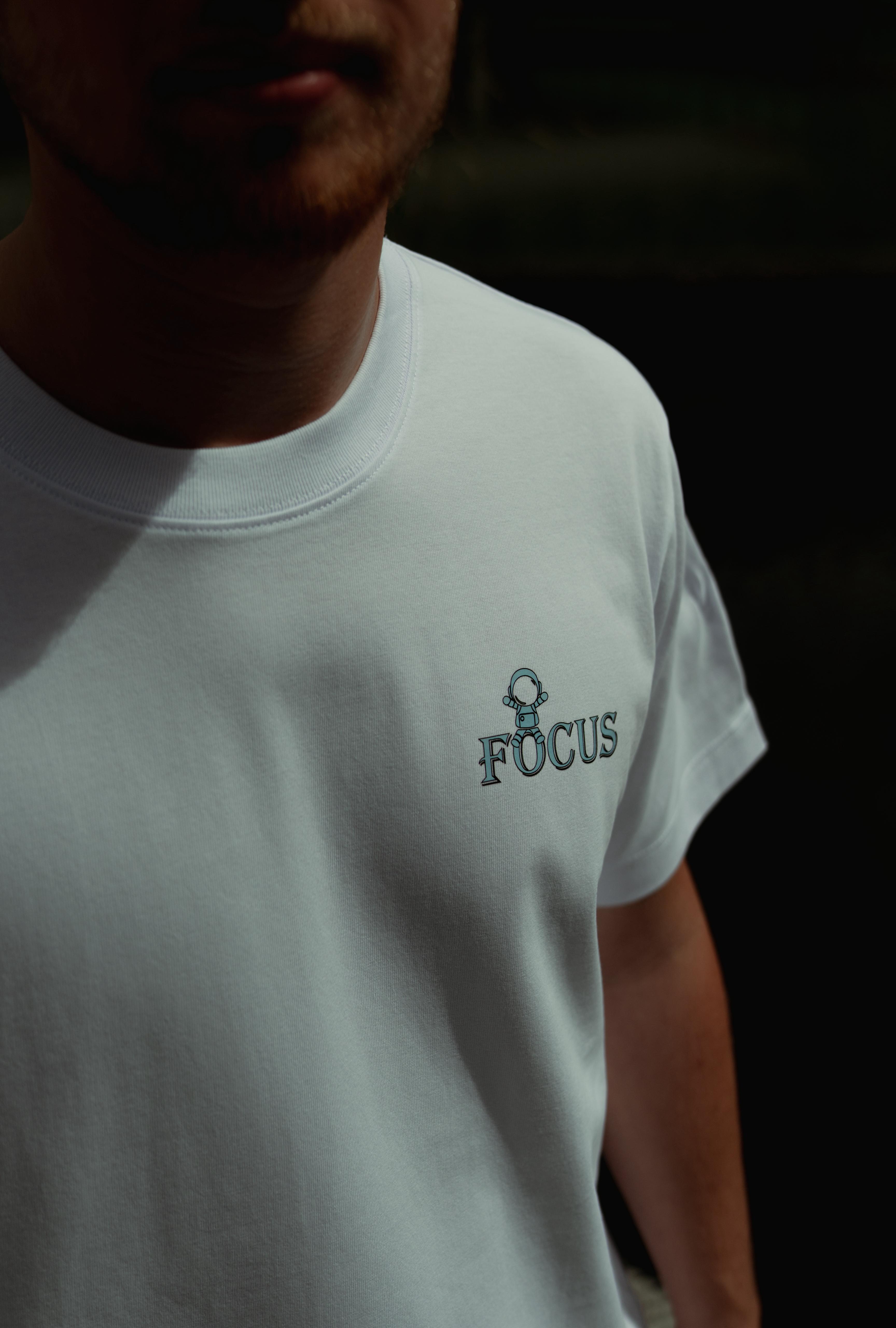 FOCUS FRONT TEE WHITE